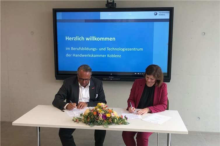 HwK-Hauptgeschäftsführer Ralf Hellrich und die Wiederaufbaubeauftragte der Landesregierung, Staatssekretärin Nicole Steingaß, unterschreiben die Kooperationsvereinbarung.  Fotos: Verbindungsbüro Wiederaufbau Ahr.