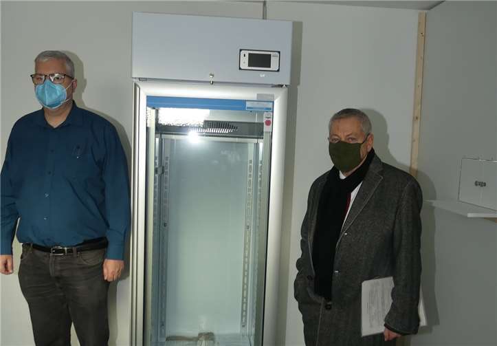 Hygiene hat oberste Priorität, erklären LandratSchnur und Koordinator Michael Stein im Pharmaraum.