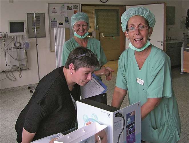Hygienebeauftragte Krankenschwester Frau Kröll (li.) im OP.