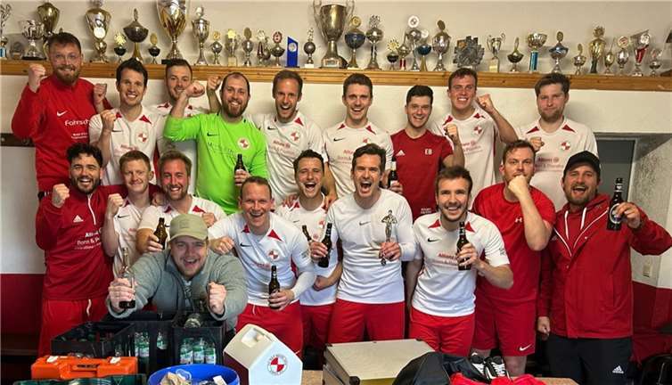 I. Mannschaft nach dem 8:0 Sieg gegen die SG Feldkirchen/H. Quelle: FV Rot Weiss Erpel