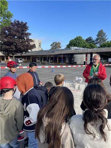 „I like to bike“: Erich-Kästner-Realschule schult Verkehrssicherheit mit Fahrradparcours.