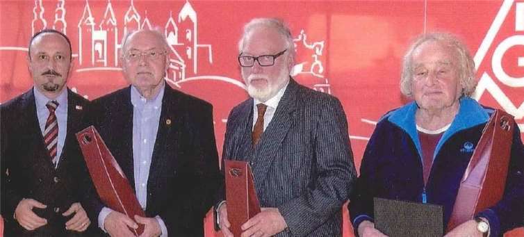 IGMetallbevollmächtigter Ali Yener (li.) und Hans Hagen (re.) mit anderen Jubiaren. DGB Bendorf