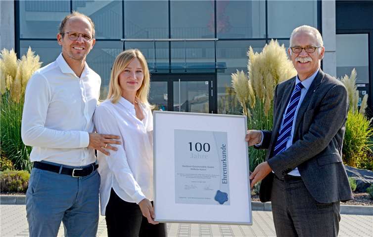 IHK-Hauptgeschäftsführer Arne Rössel gratuliert dem Geschäftsführer-Ehepaar Simone und Andreas Hartkorn zum Jubiläum des in vierter Generation familiengeführten Unternehmens. Copyright: Svenja Sesterhenn
