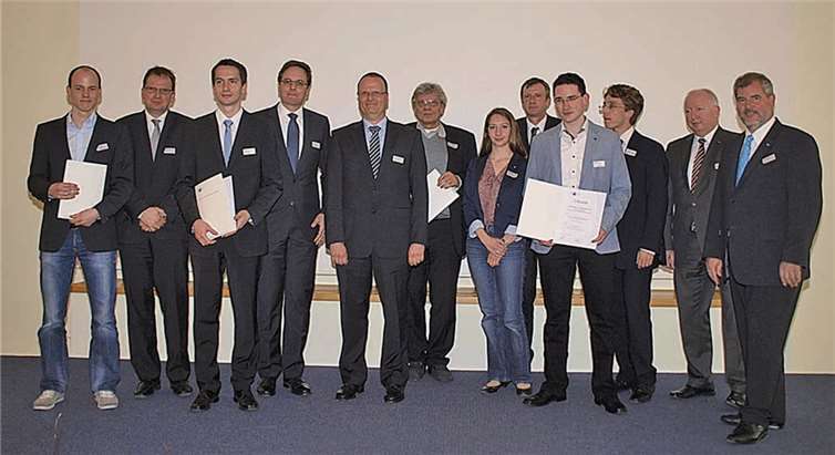 IHK Koblenz zeichnete Praxisarbeiten mit dem Hochschulpreis aus. Fünf Preisträger regionaler Schulen erhielten ihre Auszeichnung aus der Hand des IHK Präsidenten. US