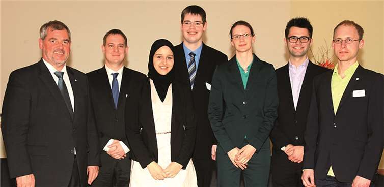 IHK-Präsident Manfred Sattler mit Tobias Hartmann, Yasmin Taha, Patrick Moser, Valerie Müller, Niclas Baldus und Sven Pauli (v.li.). G. Juraschek