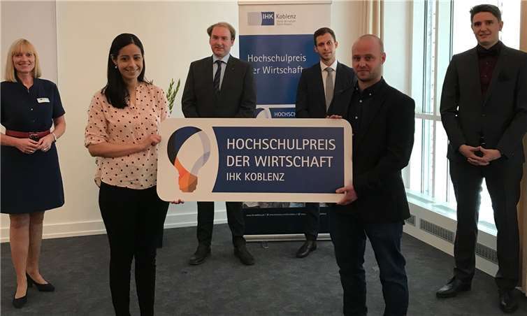 IHK-Präsidentin Susanne Szczesny-Oßing mit den Preisträgern Nayeli Carrion Saldaña, Björn Herborn, Niklas Zilles, Florian Knopp und Domenic Frank (v.l.n.r.). Foto: IHK Koblenz