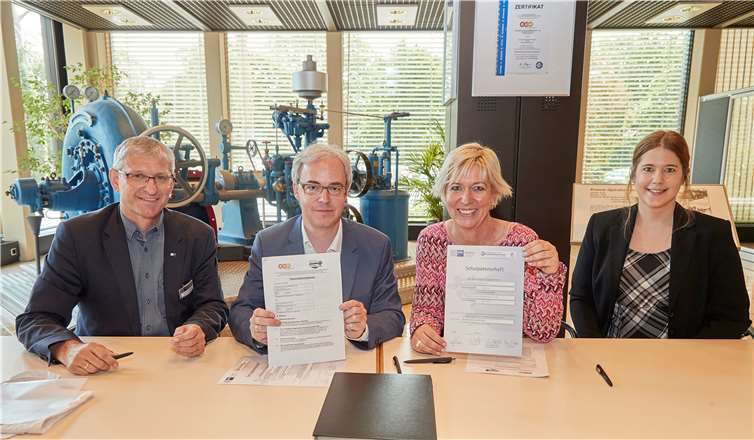 IHK-Regionalgeschäftsführer Martin Neudecker, evm-Personalleiter Jürgen Ernst, Pädagogische Koordinatorin Vicky Plitt und Vertreterin des Arbeitskreises SchuleWirtschaft Koblenz Nadine Giejlo. Foto: Sascha Ditscher / evm