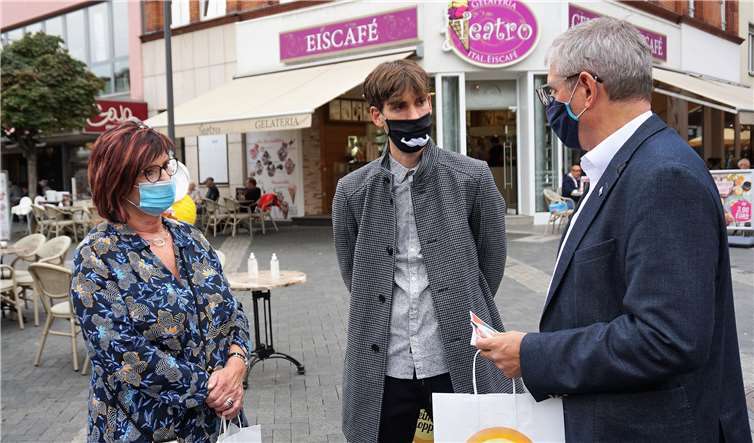 IHK-Regionalgeschäftsführer Martin Neudecker imGespräch mit Gewerbetreibenden aus der Innenstadt.