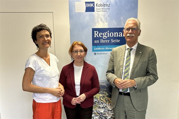 IHK-Regionalgeschäftsführerin Andrea Stenz, SPD-Landtagsabgeordnete Susanne Müller und IHK-Hauptgeschäftsführer Arne Rössel setzten den politischen Dialog fort.
