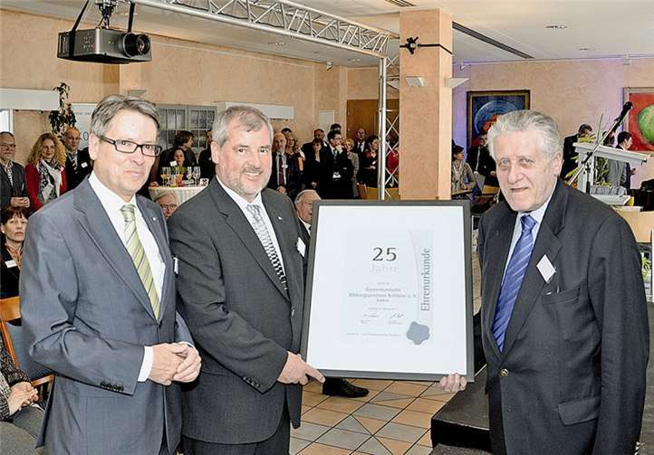 Eine internationale Erfolgsgeschichte IHK-Urkunde als Anerkennung (v.l.): Edelbert Dold, Manfred Sattler und Herbert Rütten. UKO