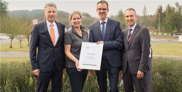IHK-Vizepräsident Alexander Kohnen (2. v.r.) und IHK-Regional-Geschäftsführer Dr. Bernd Greulich (re.) überreicchen Geschäftsführer Curt Beckmann (li.) und einer Mitarbeiterin des FSZ die Auszeichnung.Foto: FSZ Nürburgring