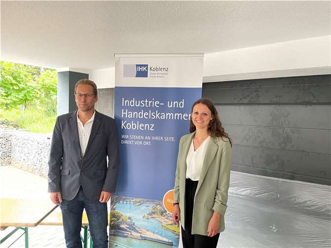 IHK-Vizepräsident Jörg Schäfer und IHK-Regionalberaterin Anne Glück.