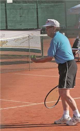 IMG 1425: Jochen Meiers ist mit 85 Jahren der älteste Teilnehmer beim Turnier. Und da geht der Bad Breisiger voll konzentriert zur Sache.