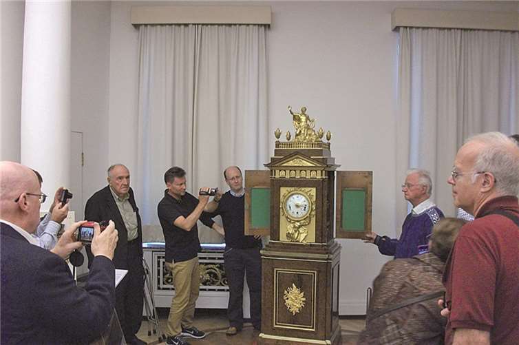New Yorker Gäste zeigten sich völlig begeistert Ian Fowler (links neben der Uhr) und Walter-Friedrich Schmidt (rechts neben der Uhr) führen die Apollo-Uhr von David Roentgen und Peter Kinzing vor.