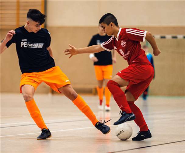 Ibrahim Jaffar (r.) zog mit C II-Junioren in die Zwischenrunde der Futsal-Hallenkreismeisterschaft. Foto: Tobias Jenatschek