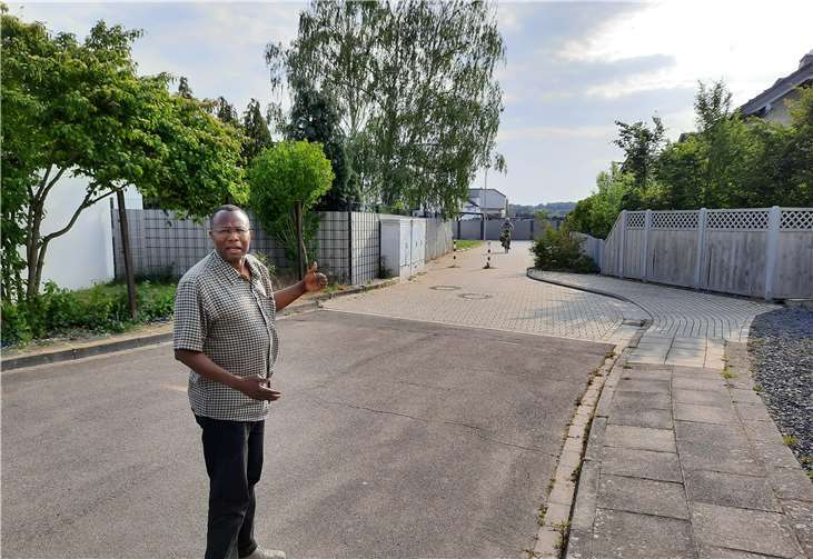 Ibrahim Kenneth, Anwohner und SPD-Ratskandidat, hatte den Antrag gestellt, die Straße zu beleuchten. Foto: SPD Swisttal