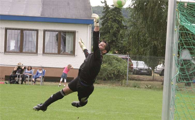 Ibrahim Tekin rettete nicht nur in dieser Szene seiner Mannschaft die Führung bei der Partie des SV Rheinbreitbach bei der SG Feldlkirchen. TH