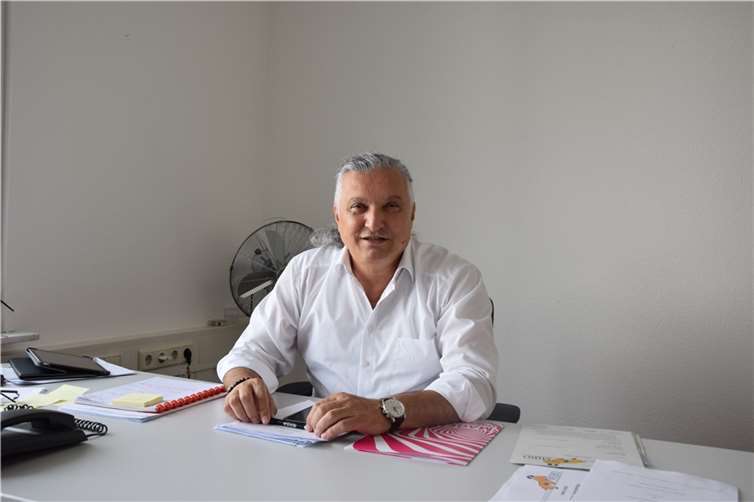 Ibrahim Ugur, Geschäftsführer der MIBO-Bus GmbH in seinem neuen Büro in Andernach.