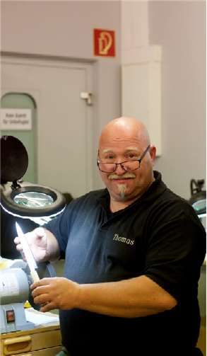 „Ich bekomme noch heute Gänsehaut, wenn ich eine absolut scharfe Klinge mit meinen Fingerkuppen berühre“, verrät Thomas Holz.privat