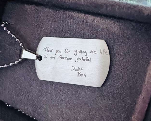 „Ich bin Dir ewig dankbar“, hat Ben in die Kette eingravieren lassen, die er Jan als Andenken schenkte.