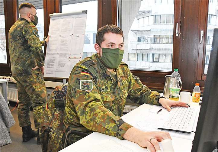 „Ich bin dankbar, dass uns die Bundeswehr in dieser schwierigen Zeit zur Seite steht und hilft“, sagt Landrat Dr. Alexander Saftig.Quelle: Kreis MYK