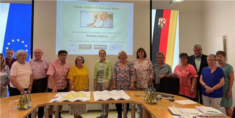 „Ich freue mich“, so der zuständige Verkehrsdezernent und Erste Kreisbeigeordnete Michael Mahlert, „dass wir zu unserer Schulung heute einige Mitglieder des Seniorenbeirats der Stadt Neuwied im Kreishaus begrüßen können“. Quelle:Kreis Neuwied