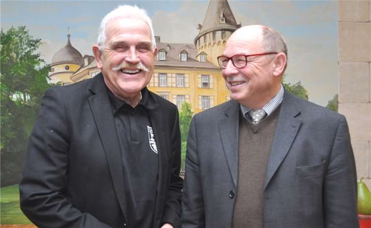 „Ich möchte einer in Eurem Team sein, und Euch dabei unterstützen“, so Firmenchef Manfred Arenz (rechts). Das war natürlich „Musik“ in den Ohren von TuS „Boss“ Hans Molitor.