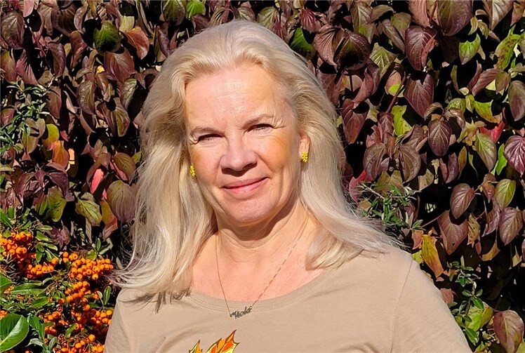 „Ich möchte meinen Lesern Mut machen, neue Wege zu gehen“ – Viola Marschall mit ihren Romanen Sommergewitter und Herbstregen. Fotos: Jörg-Olaf Otto
