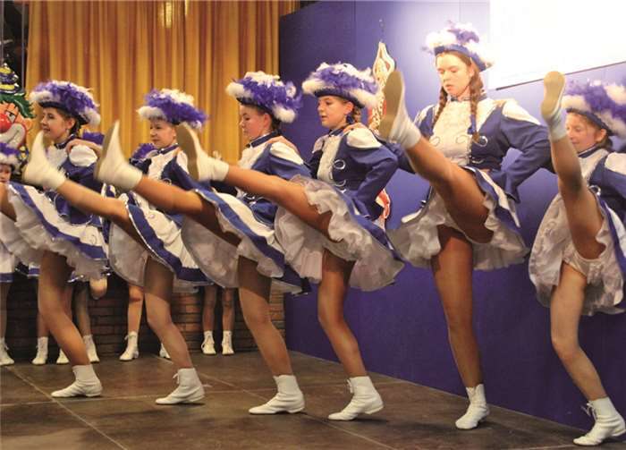 „Ich schenk Dir ein Smiley“. Die „Mittlere Garde“ der Karnevalsfreunde Merzbach-Neukirchen wirbelte auf der Bühne und erhielt viel Applaus für ihren Showtanz.