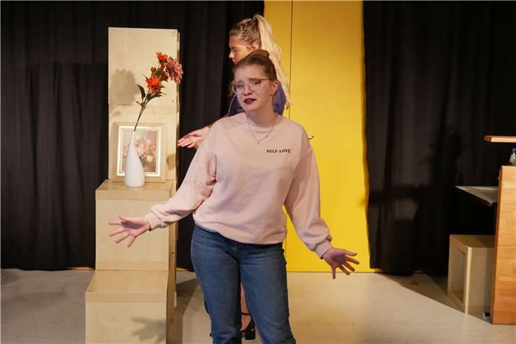 „Ich will keine Schokolade – ich will lieber einen Mann“ trägt Carolina Corvinus überzeugend vor.