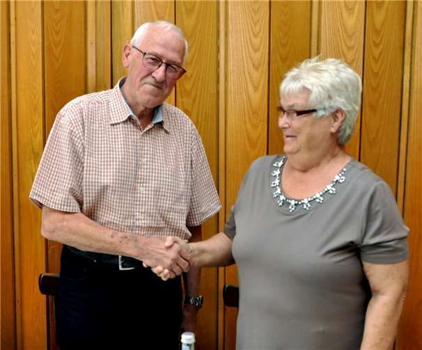 „Ich wünsche Dir immer eine Gute Hand“, so Peter Herter zu seiner Nachfolgerin im Amt, Gertrud Geisbüsch.