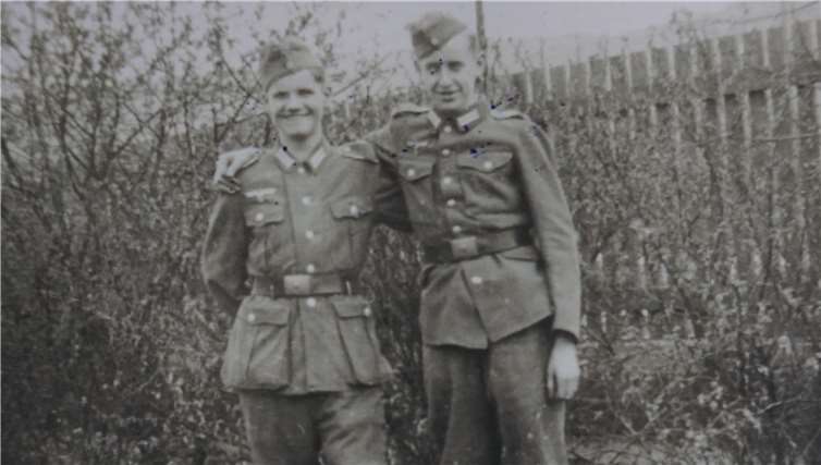 „Ich wurde verwundet und hatte einen Durchschuss am Kinn und sechs Zähne verloren. Habe ein Gebiss bekommen. Außerdem habe ich heute noch Splitter im Knie. Da war ich erst 20 Jahre alt. Manch einer, der heute klagt, kann nicht ahnen was wir mitgemacht haben.“ -(l.). Josef Güttes *1926„Im Januar 1945 wurde ich verwundet. Ich hatte einen Durchschuss durch den Ellenbogen und ein Granatsplitter im Rücken. Den habe ich heute noch. Die Engländer brachten mich in ein großes Gefangenenlager nach Wesermünde. Die Engländer fragten uns, ob wir bereit wären gegen die Russen zu kämpfen, falls sie weitere Ansprüche stellen.“ - (r.) Matthias Ockenfels *1926