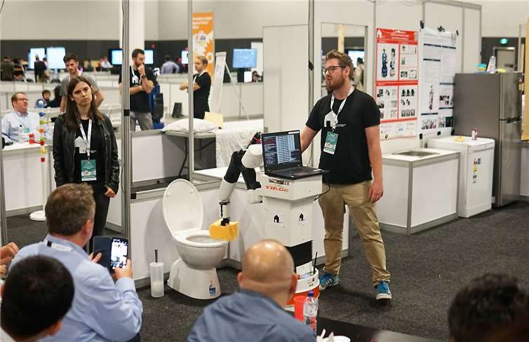 Ida Germann demonstriert im Finale der Jury, wie man dem Roboter neue Aufgaben beibringen. Diese Aufgaben können auf andere Situationen übertragen werden.