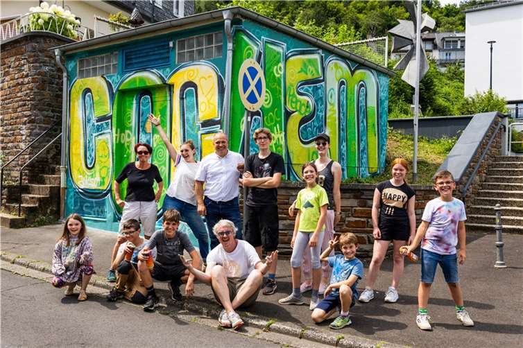 Ida, Leander, Hannah, Armin, Malin, Leon, Mats, Hannah, Mattis, Lena und Aiken haben die Trafostation in Cochem gemeinsam mit dem Graffitikünstler Onkel Dose besprüht. Foto: Westenergie AG / Kai Myller
