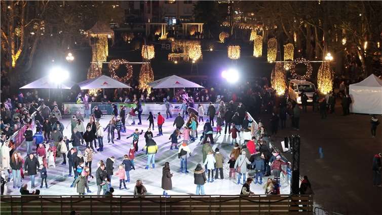 Ideale Event-Kombi: Eisbahn und Uferlichter im Kurpark Bad Neuenahr-Ahrweiler.  Foto: Dominik Ketz