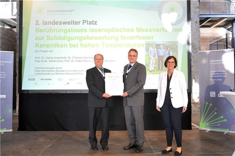 Ideenwettbewerb Rheinland-Pfalz 2022: Staatssekretärin Petra Dick-Walther (rechts) zeichnete unter anderem ein Team des RheinAhrCampus um Dr. Peter Kohns (links) und Professor Dr. Georg Ankerhold (Mitte) für ein neuartiges Messverfahren aus. Foto: Nicole Bouillon Fotografie