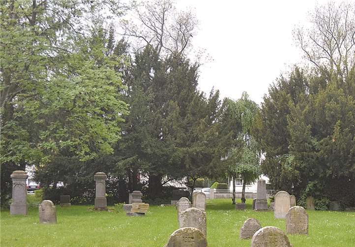 Idyllisch liegt der jüdische Friedhof in Meckenheim an der Dechant-Kreiten-Straße. Dort stehen sehr gut erhaltene und nicht lesbare Stein. WM