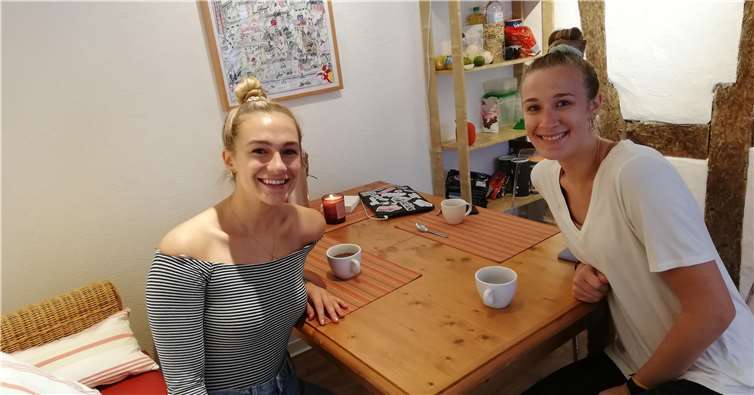 Idyllisch und romantisch gelegen: Das Fachwerkhaus am Engerser Rhein ist kernsaniert und wurde somit zum Erstbezug für Isabelle (links) und Rachel.Fotos: Uwe Lederer