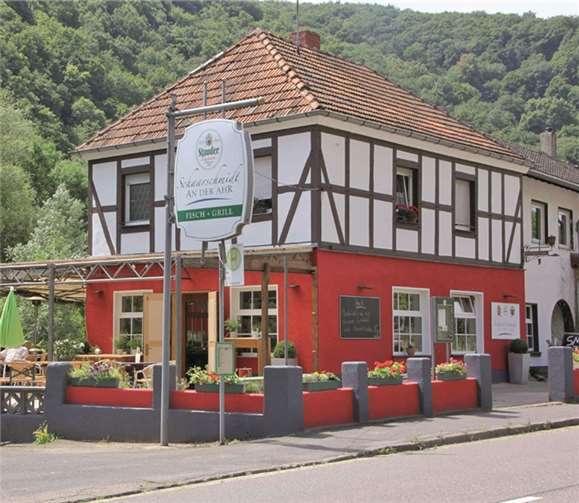 Idyllisch zwischen Ahr und rebenbewachsenen Hängen liegt das „Schaarschmidt an der Ahr“ nahe Marienthal. BÜN