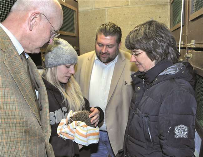 Igel lieben es behaglich und gemütlich. Davon überzeugten sich v.l. Georg Grabkowsky, Andrea Friebe, Peter Gries und Dr. Anja Baronetzky-Mercier.