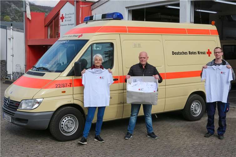 Igor Suppes überreichte der Bereitschaftsleitung der ehrenamtlichen DRK-Einsatzkräfte 36 mit DRK-Logo und Ortszusatz bestickte Polo-Shirts. Foto: privat
