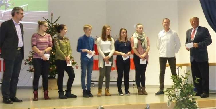 Ihnen galt der besondere Dank des 1. Vorsitzenden Klaus Jüngermann (r.): Trainer Martin Jüngermann, Annalena Rohr, Karoline Kronz, Felix Geisbüsch, Tosca Hitzing, Laura Garjova, Rebecca Volz und Stefan Schon (v.l.).