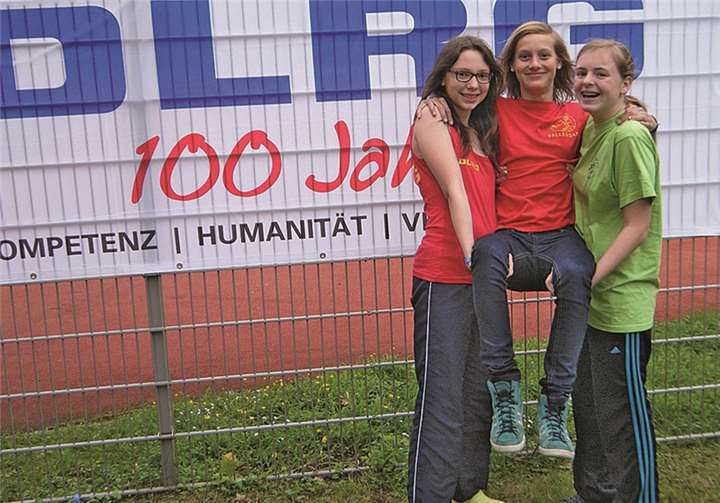 Ihnke (rechts) und Céline lassen Marieke für ihre tolle Leistung hochleben.