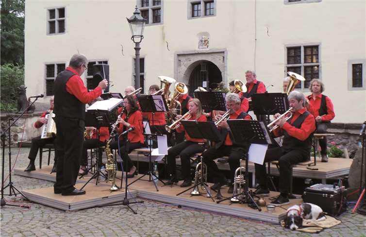 Ihr 20-jähriges Jubiläum feierten die Berkumer Dorfmusikanten mit einem Konzert auf Gut Odenhausen. Gemeinde Wachtberg