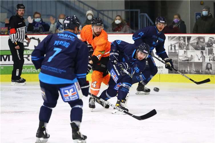 Ihr Heimspiel gegen Dinslaken haben die Bären (hier: Matt Thomson) mit 4:5 verloren. Am Freitag soll die Revanche gelingen.Foto: EHC