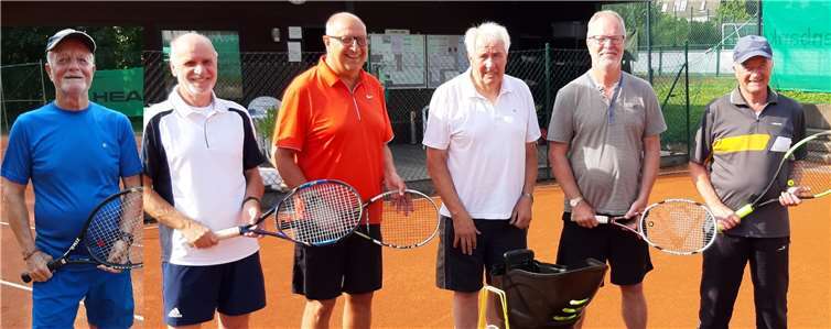 Ihr Meisterstück machten die Herren 65 der SG Straßenhaus/Steimel. In der B-Klasse blieben sie ungeschlagen und sicherten sich ungeschlagen die Meisterschaft mit 8:0 Punkten vor der ASG Altenkirchen. V.li. Willi Gutauskas, Jürgen Hoffmann, Dietmar Henn, Coach Dieter Lenau, Heinz-Gerd Schneider und Mannschaftsführer Dieter Schreiber.Foto: Dietrich Rockenfeller