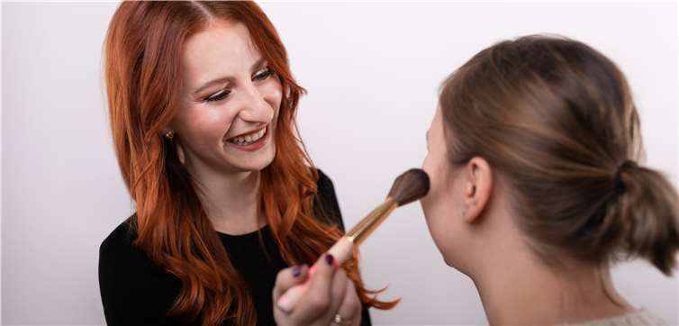 Ihr Nebenberuf bereitet Julia Distelrath so viel Freude, dass es sich nicht wie Arbeit anfühlt.Ein besonderer Moment ist für sie immer, wenn Bräute ihr Make-up betrachten. Fotos: Laura Moneke