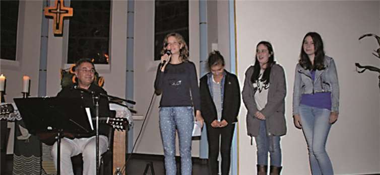 Ihr Projekt „Hilfe für Ex-Kindersoldaten in der DR Kongo“ stellten die „Konfis“ während des Benefizkonzertes von Rüdiger Dunkel und Ralf Veith selbst vor.privat