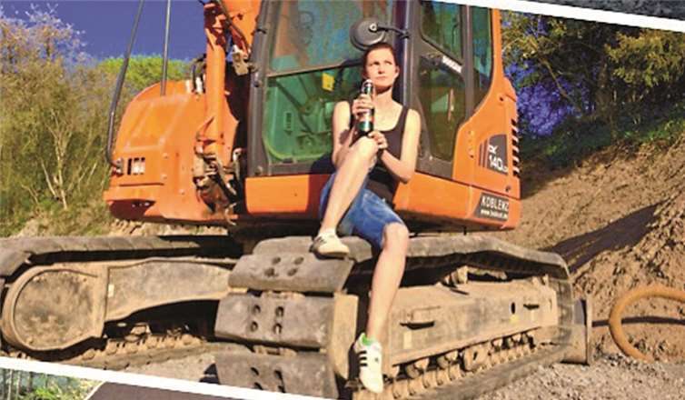 Ihr Selfie mit einem leckeren Feierabend-Vulkanbier auf der Baustelle hat uns Christina Jäkel zukommen lassen. Und äußerst humorvoll hat sie noch ergänzt: „ Ja, auch Frauen können „baggern“!