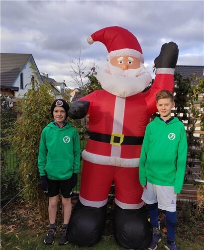 Ihr Weihnachtsgeschenk präsentieren Leonard und Benedikt. Fotos: privat